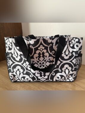 31 Brand- Black & White Damask Tote Bag - Stylish Women's Carryall